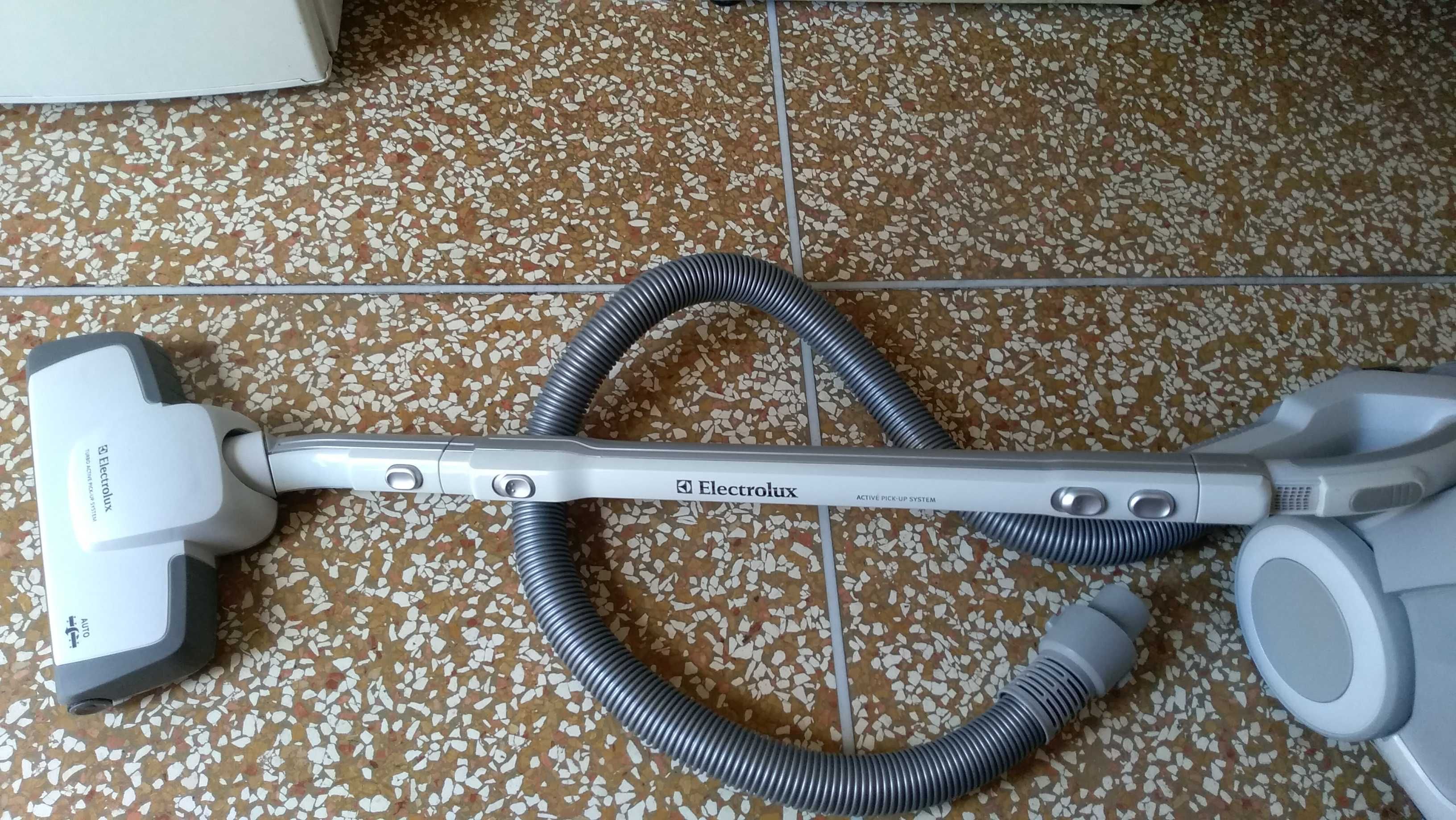 вакуумный - циклонный пылесос Electrolux TwinClean Cyclonic CM2