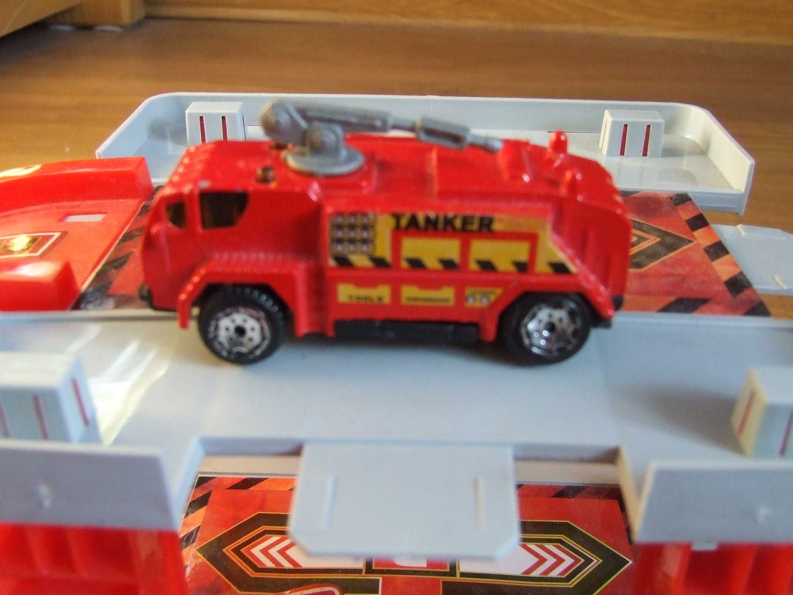 Baza strażacka z dwoma samochodami