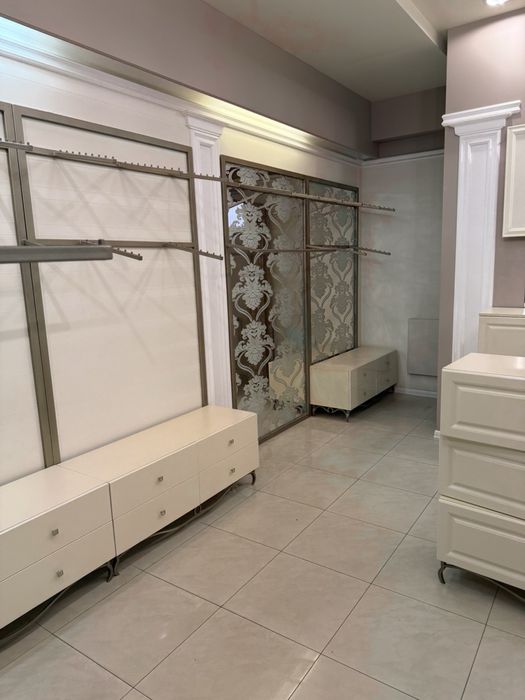 Продаю торгове обладнання, меблі та стелажі для магазину