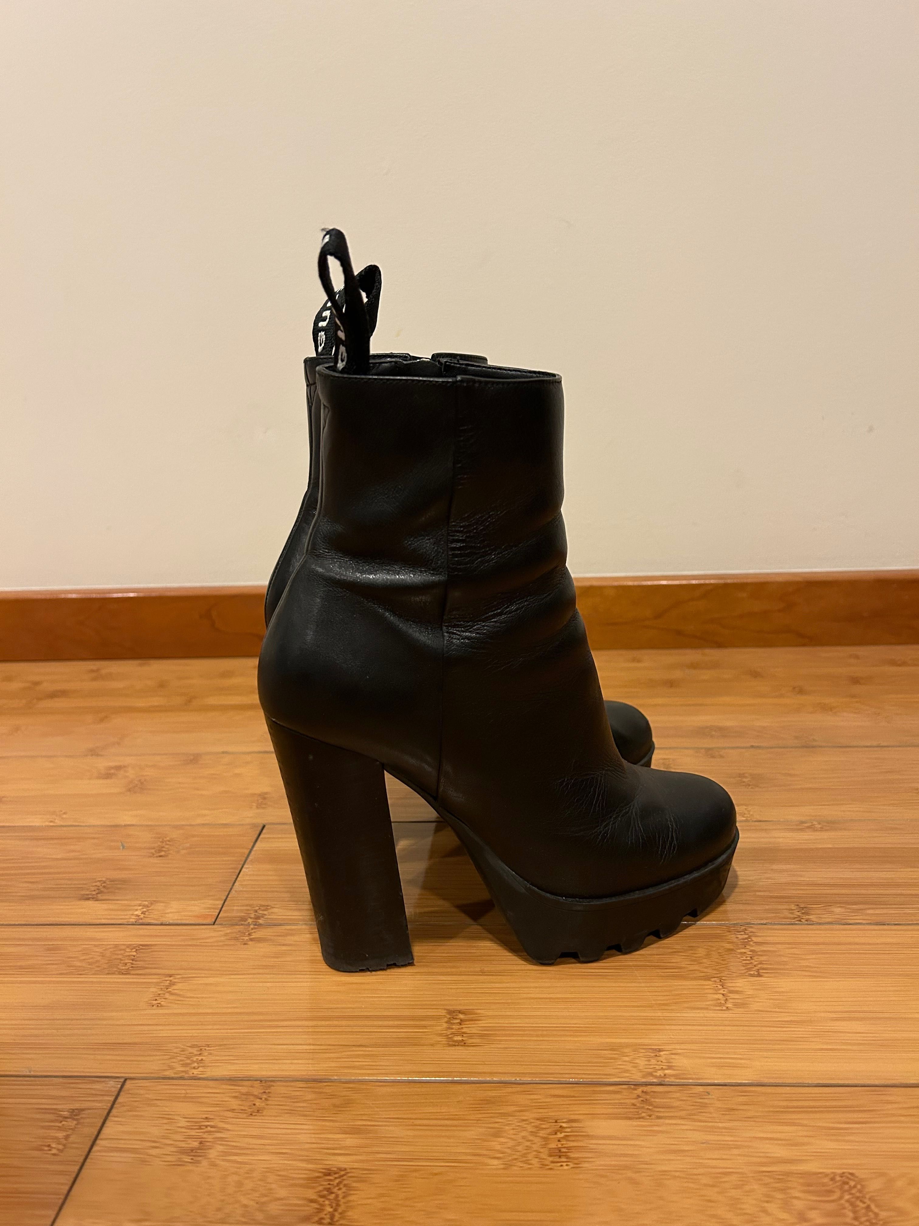 Botins com salto, plataforma, em cor preta, GUESS