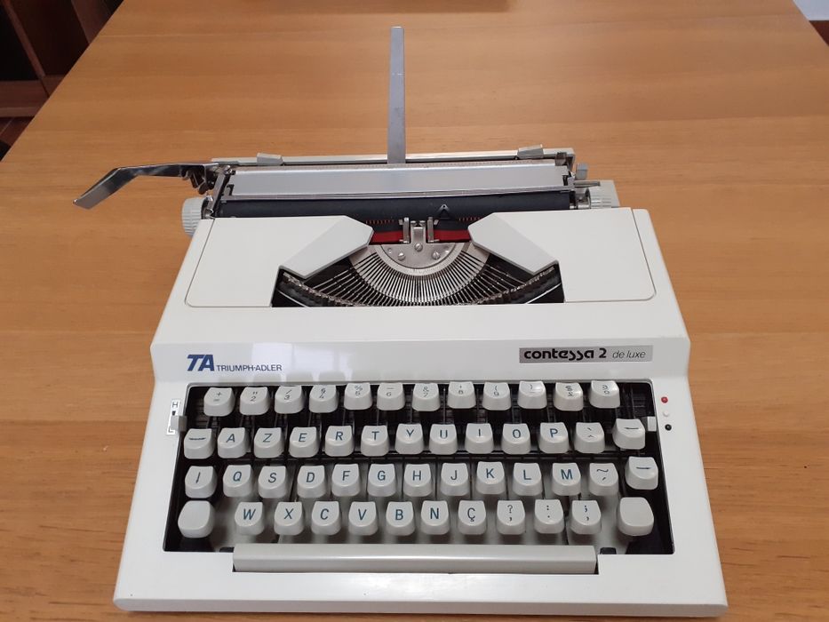 Máquina de escrever Contessa 2 Deluxe