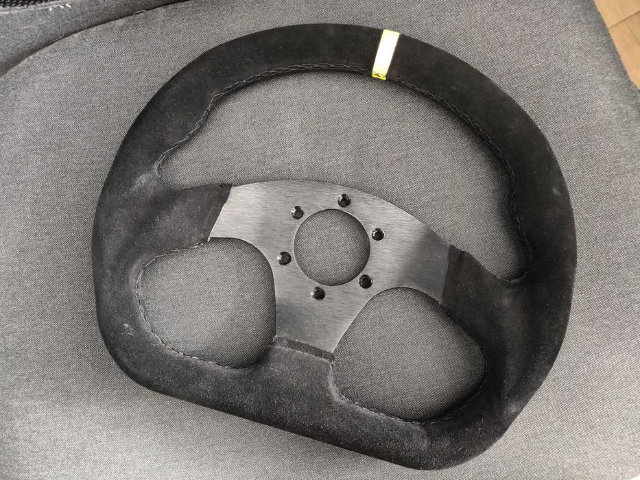 Volante formato D em alcântara de 320mm