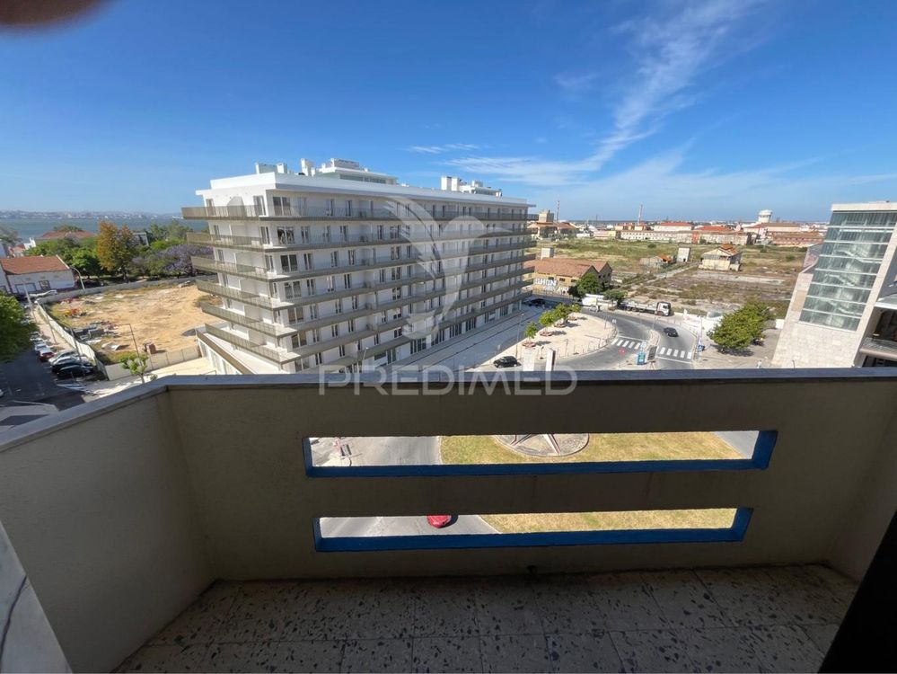 Apartamento T3 c/ Garagem Box - Barreiro
