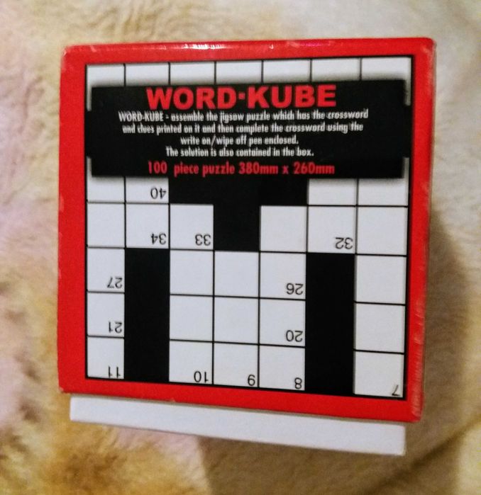 Wyrazowy sześcian po ang. i kula "wciskacz" kulkami