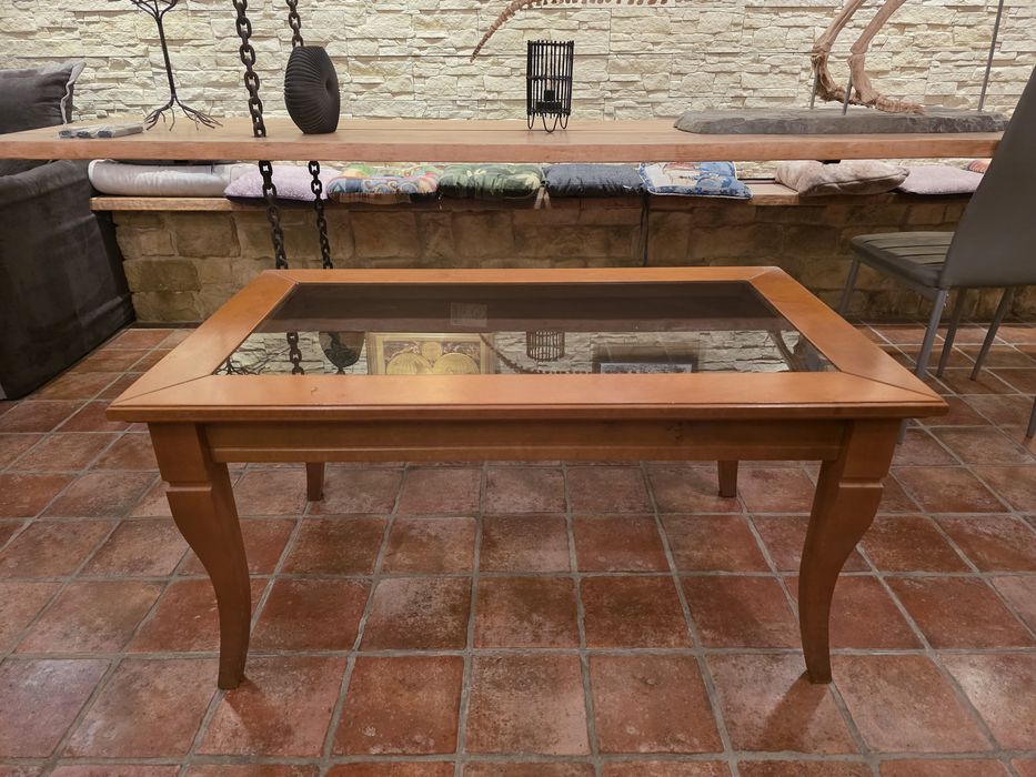 Stół drewniany ze szkłem w ramie