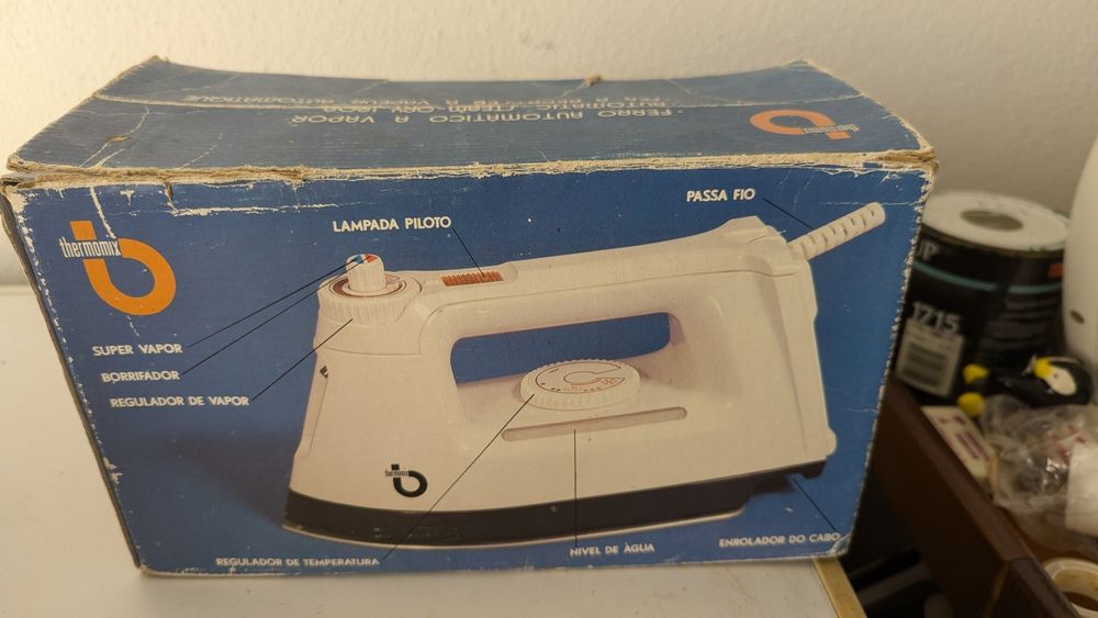 Ferro de engomar antigo