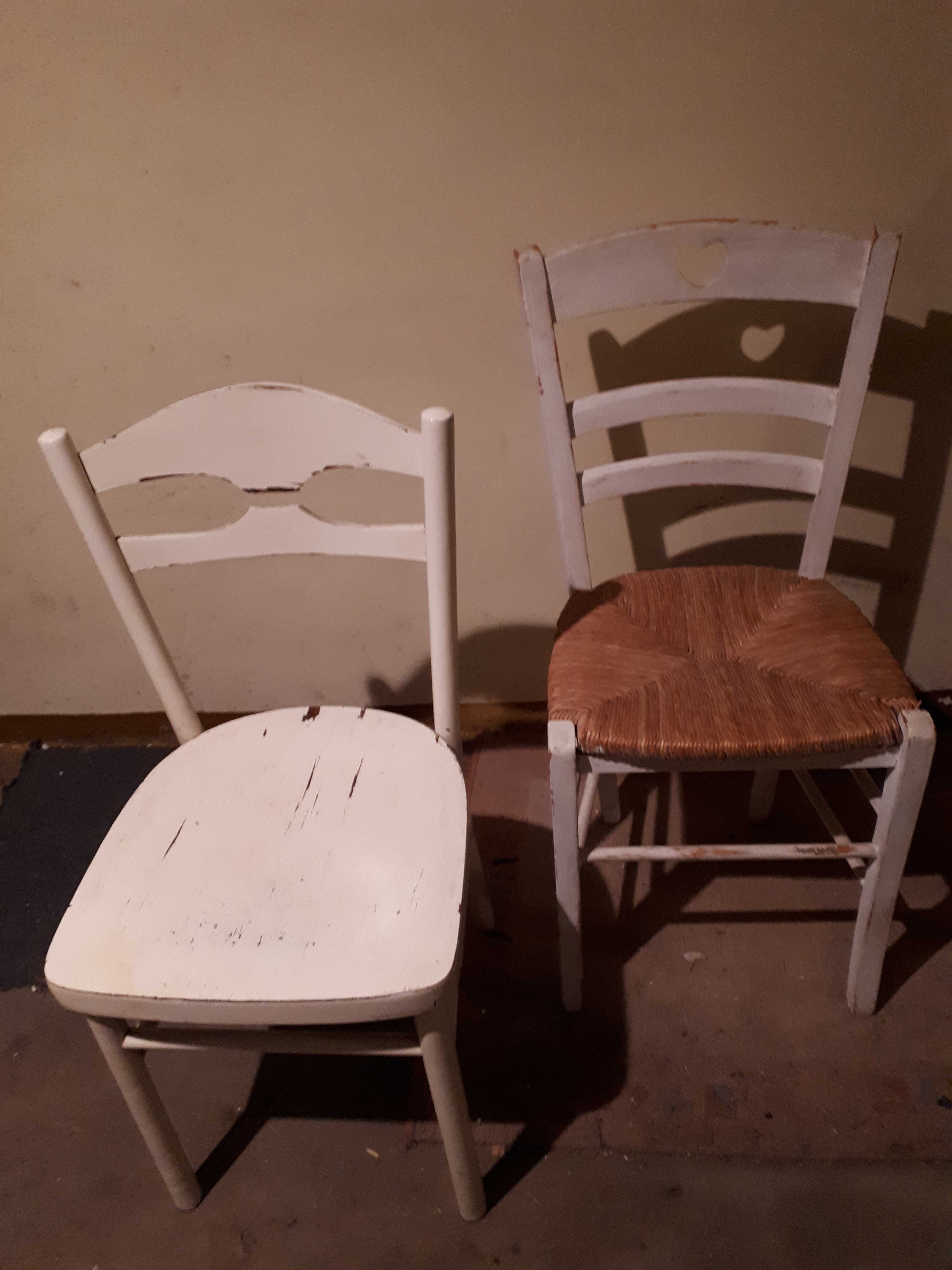 PRL- dwa białe krzesła