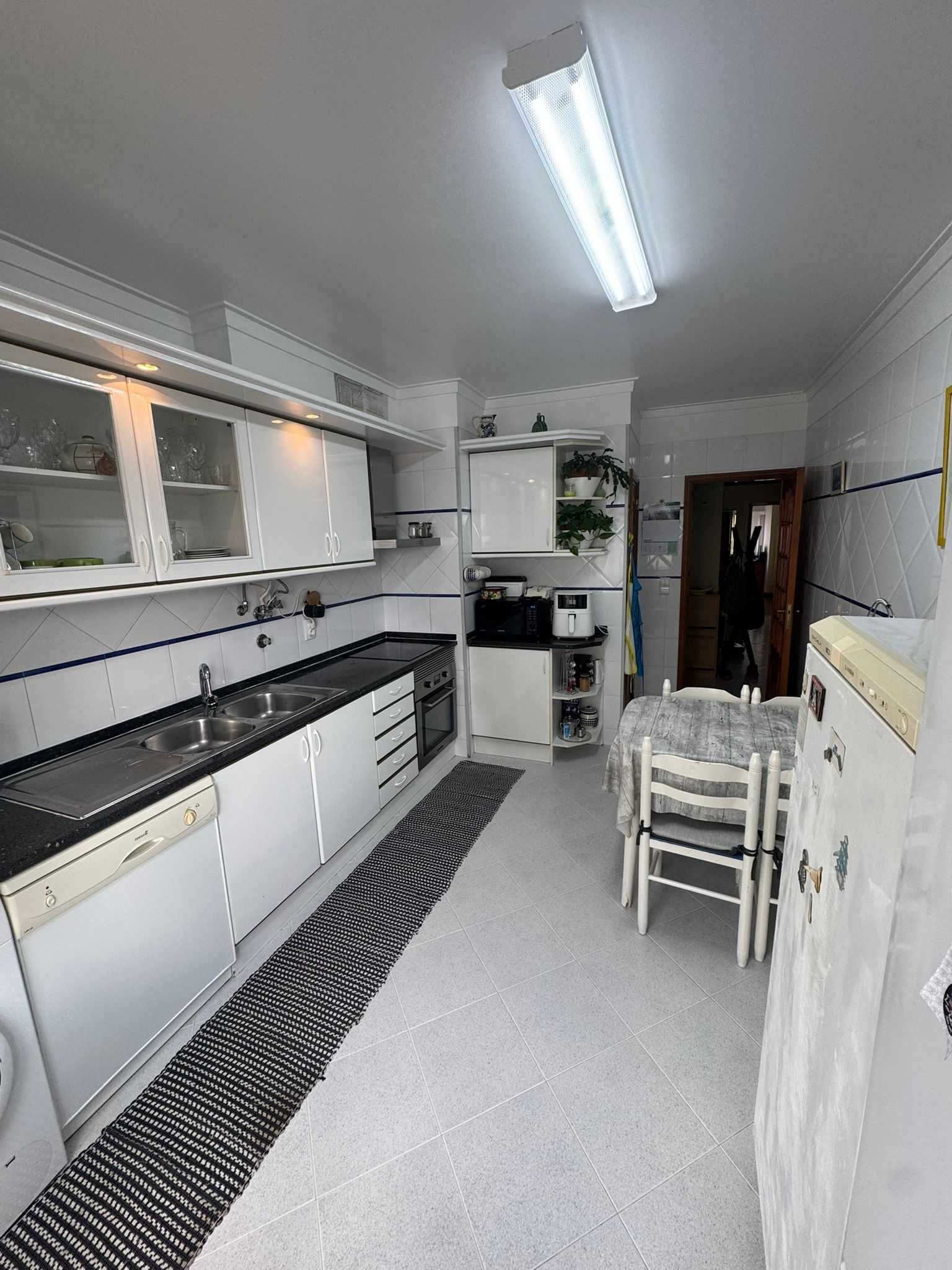 Alugo quarto a jovem universitário/professor em Algueirão/Sintra