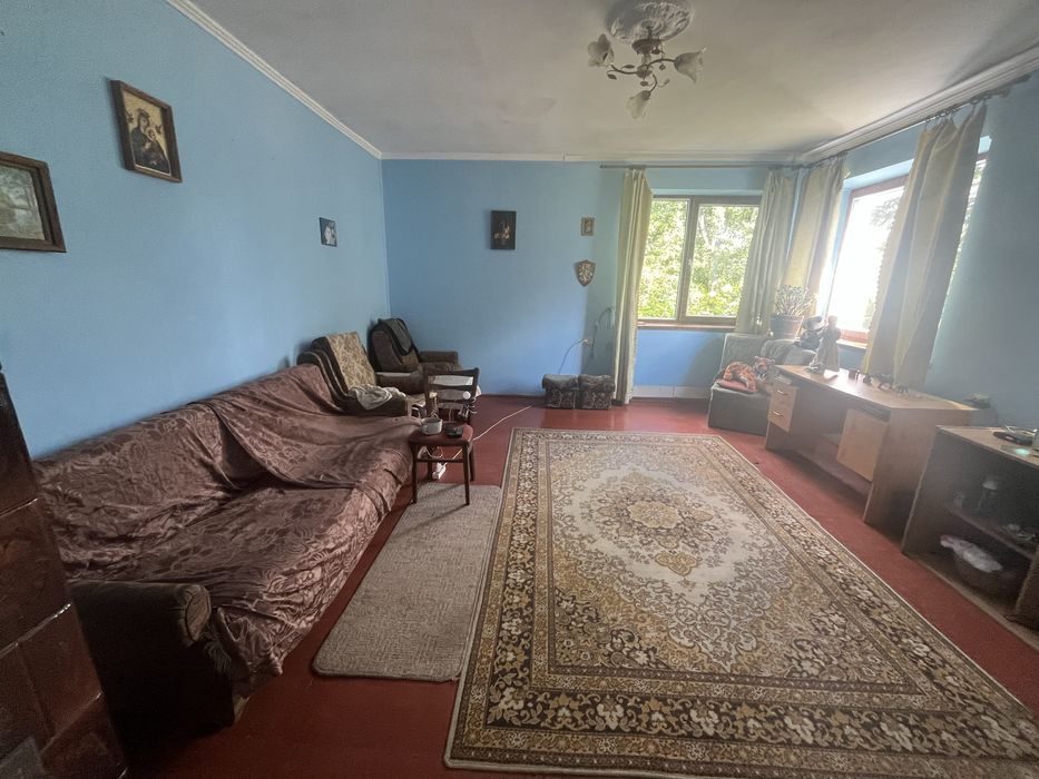 Продаж житлового будинку з великою ділянкою у центрі Куликова!