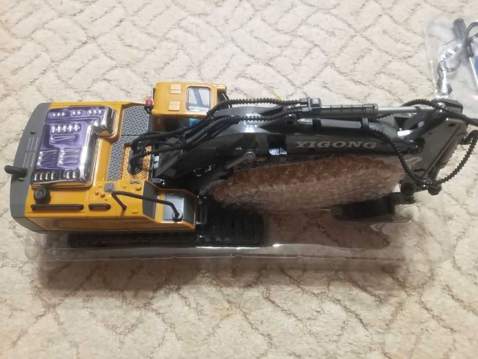 Экскаватор на пульте радиоуправлении Екскаватор на радіокеруванні