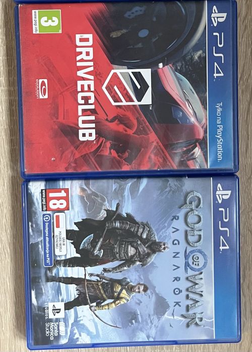 PS4 + pad + stacja ładująca + 4 gry