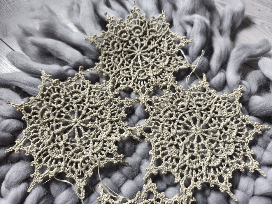 Beżowe śnieżynki gwiazdki na choinkę