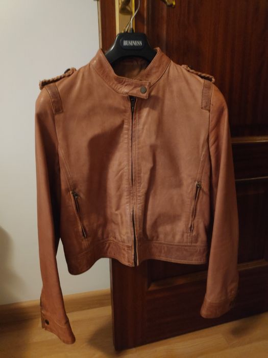 Blusão de pele cor caramelo.