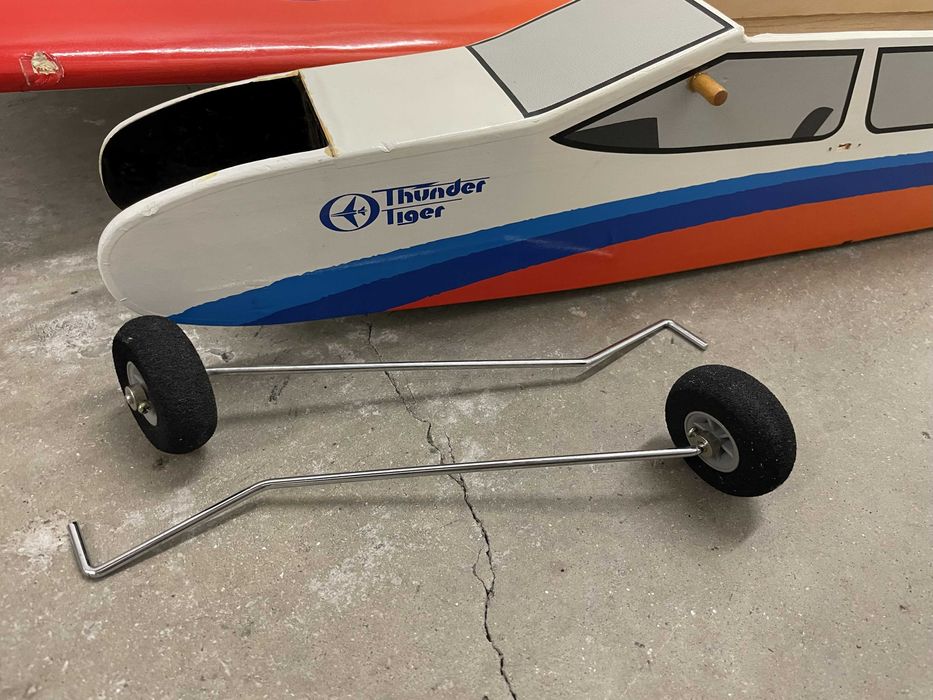 Avião RC Thunder Tiger