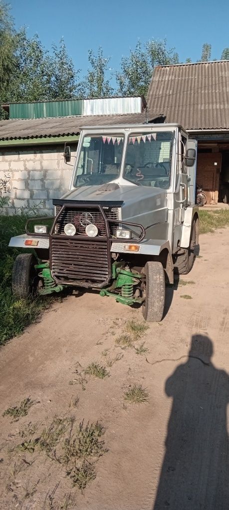 Трактор з причепом.