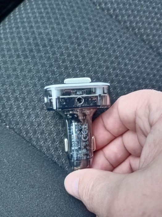 Автомобільний адаптер ( для флешки,можна говорити по телефону.