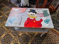 Mesa de apoio em madeira restaurada e pintada de forma p