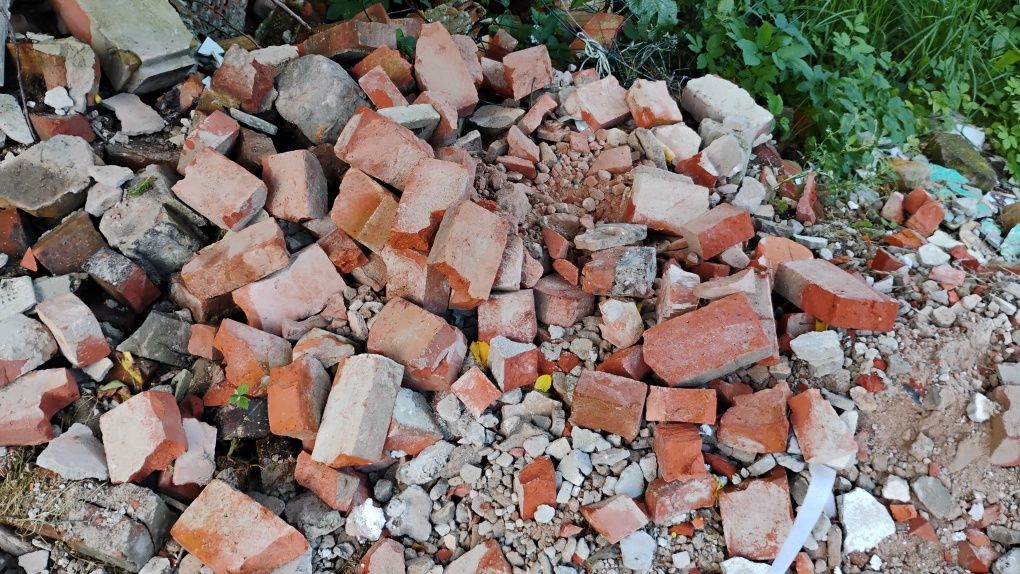 Oddam cegły z rozbiórki domu całe i kawałki czerwone i białe