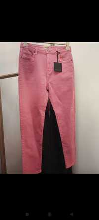 Różowe jeansy z wysokim stanem