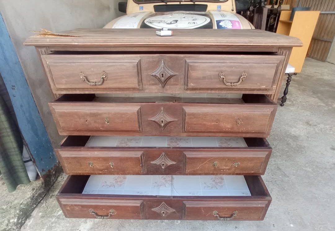 cómoda de madeira para restauro