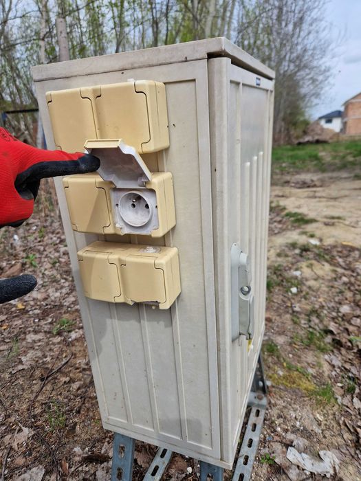 Skrzynka elektryczna, erbetka, rozdzielnia budowlana z licznikiem