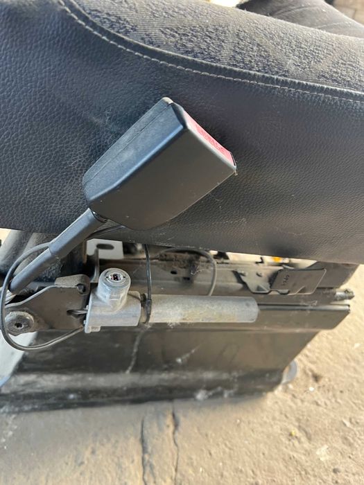 Napinacz pasa kierowcy lewy przód master movano II