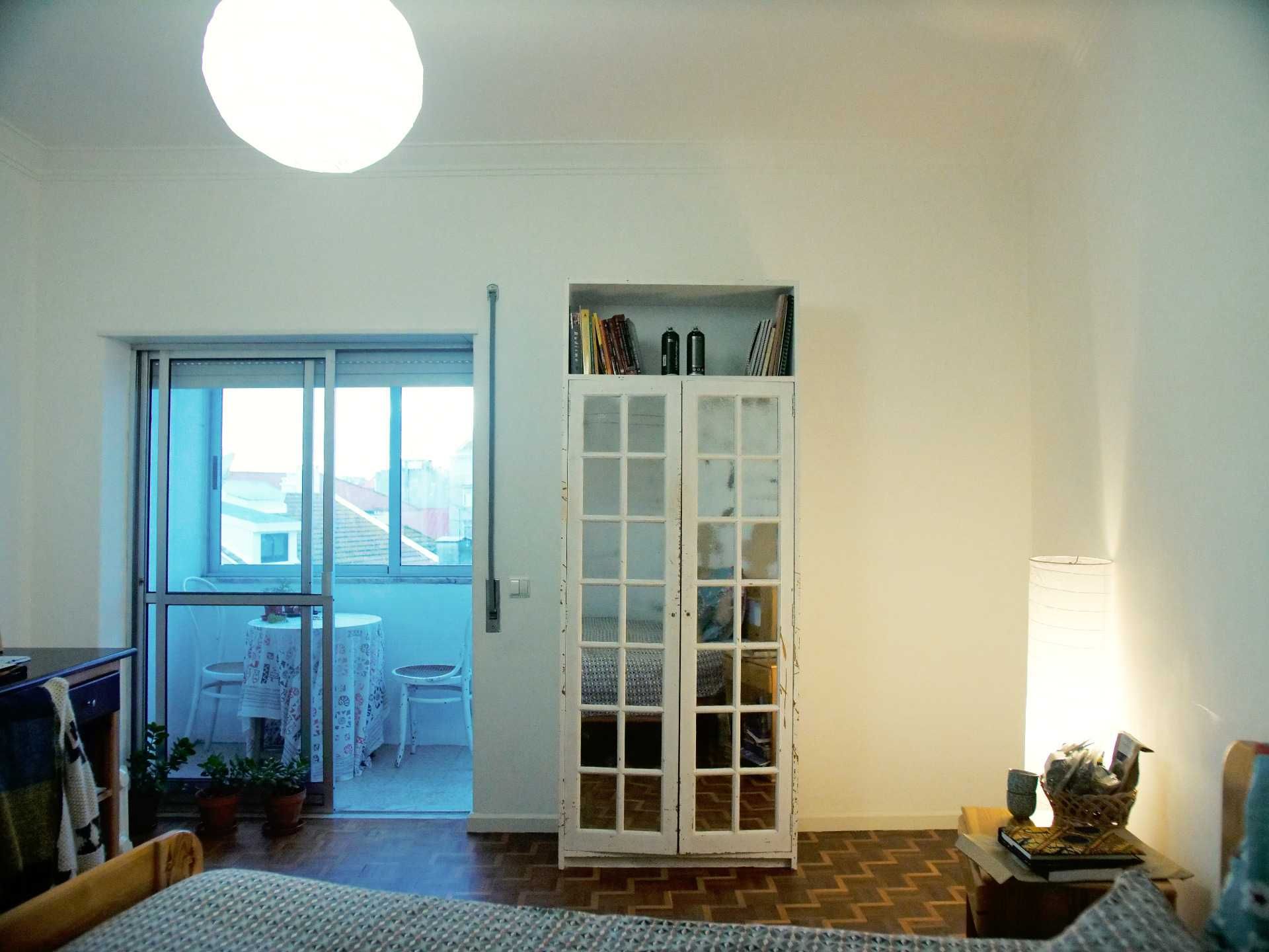 Quarto amplo com marquise fechada para arrendar em Almada junto ao rio