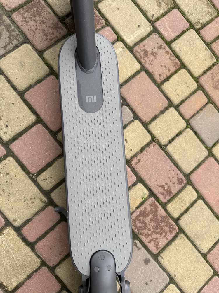 Електросамокат Xiaomi Mi Electric Scooter Essential 2021