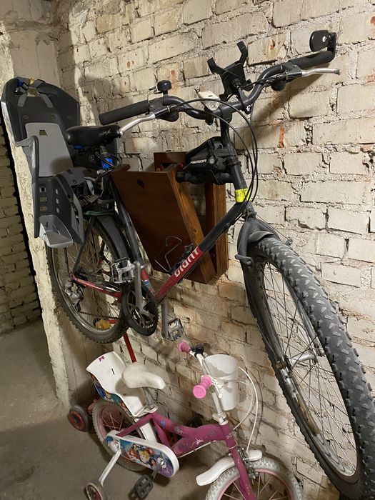 Wieszak-uchwyt podnoszono-składany dla przechowywania roweru.