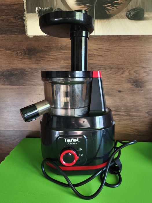 Соковитискач шнековий Tefal.