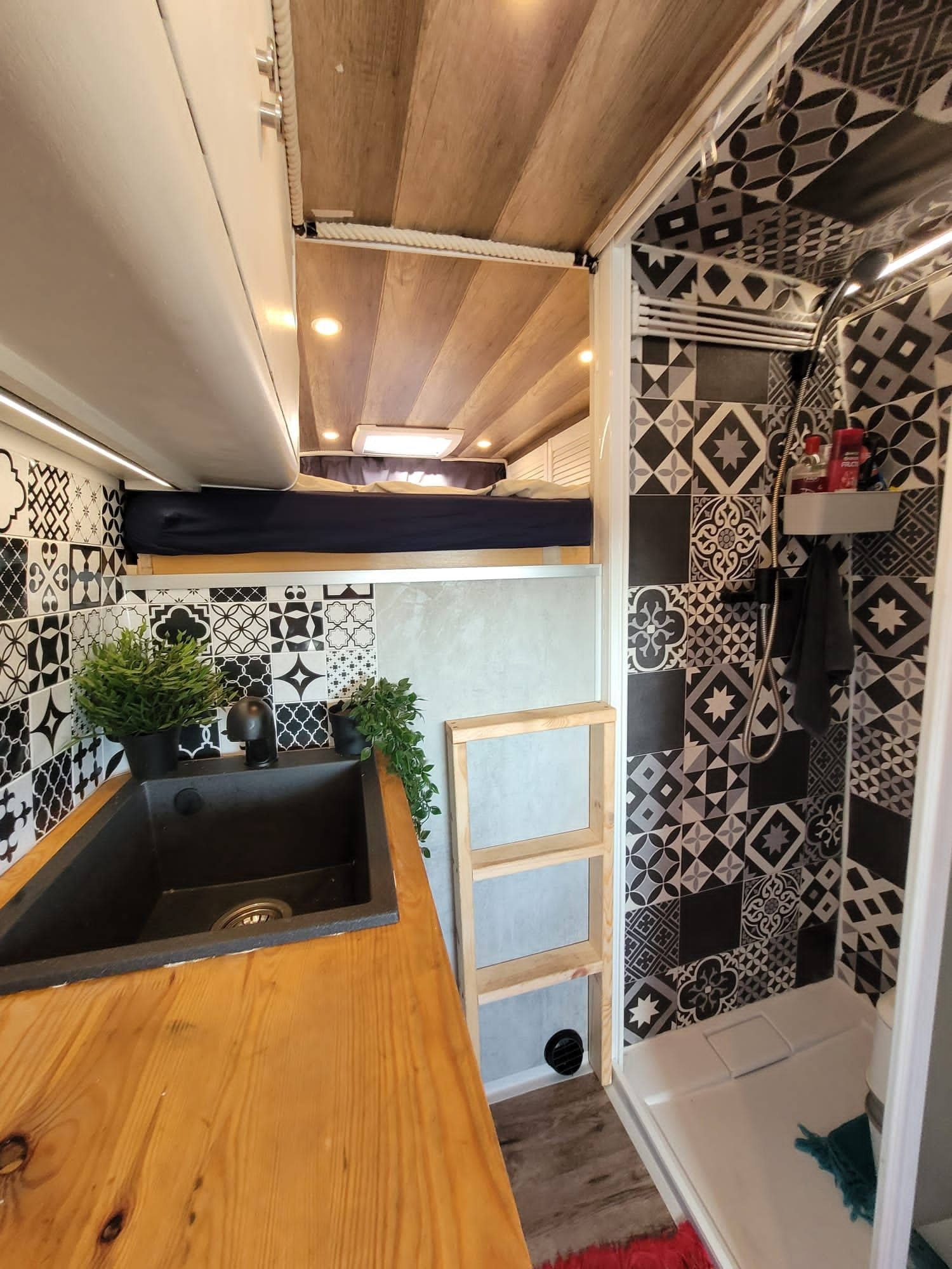 Vw Crafter camper samochód specjalny panele solarne