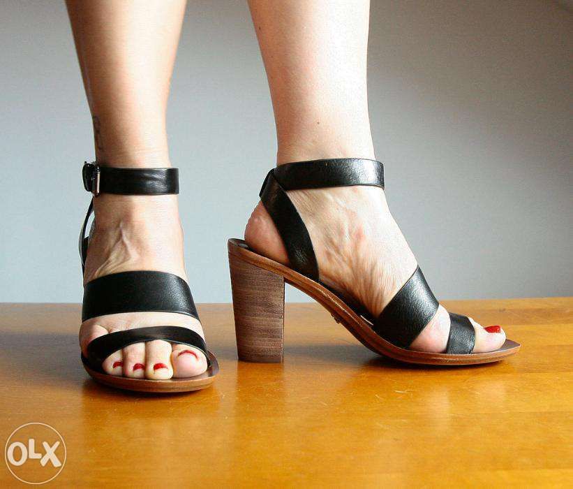 Czarne eleganckie minimalistyczne sandały ze skóry na obcasie