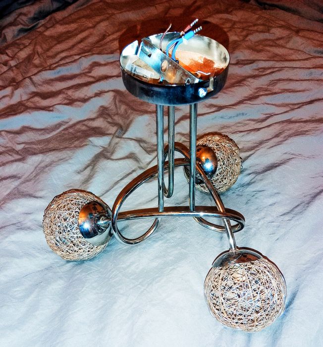 Lampa z metalu cromowany na sufit