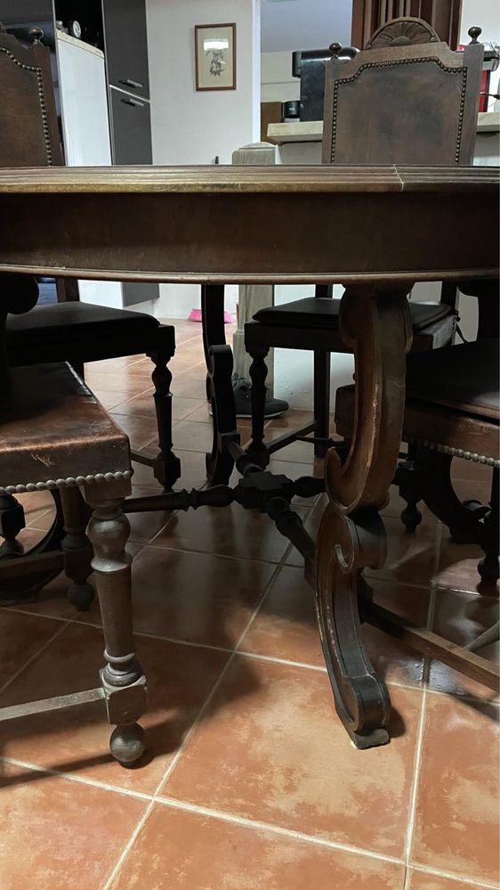 Conjunto de mesa e 6 cadeiras em couro