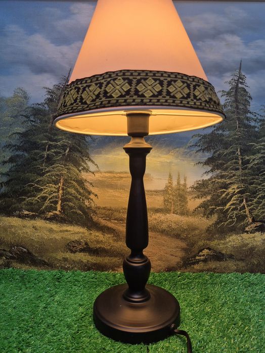 Lampka nocna z metalową podstawą