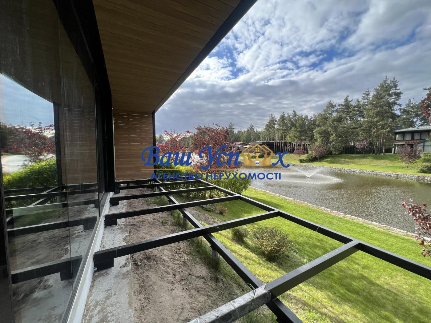 Продажа дома в лесу c выходом на озеро в городке Riviera Village .