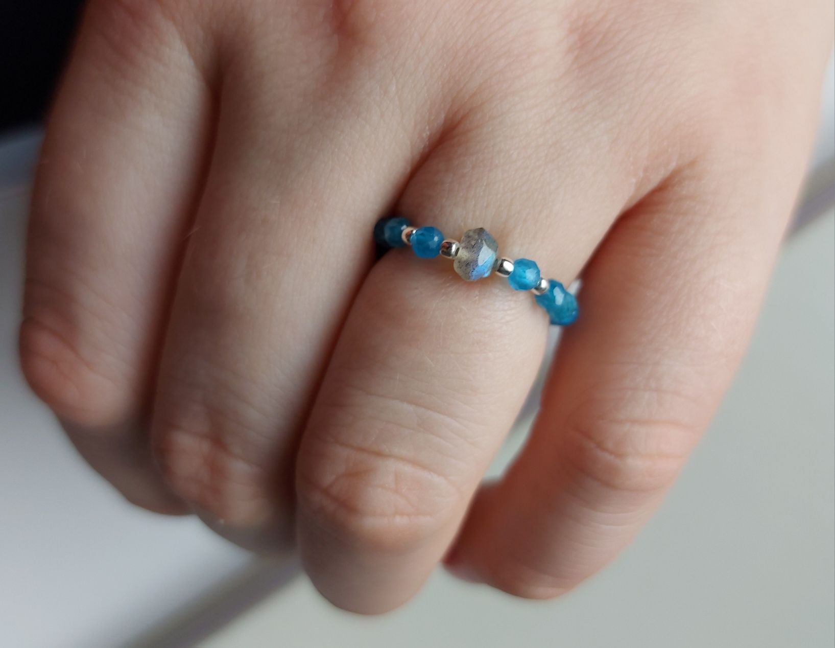 Niebieski pierścionek z kamieni apatyt labradoryt srebro