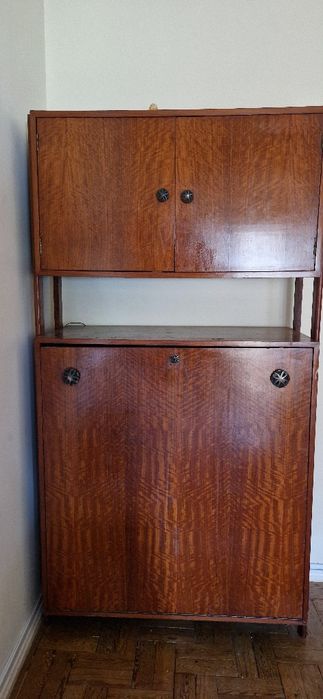 Móvel com armário e cama de solteiro incorporado