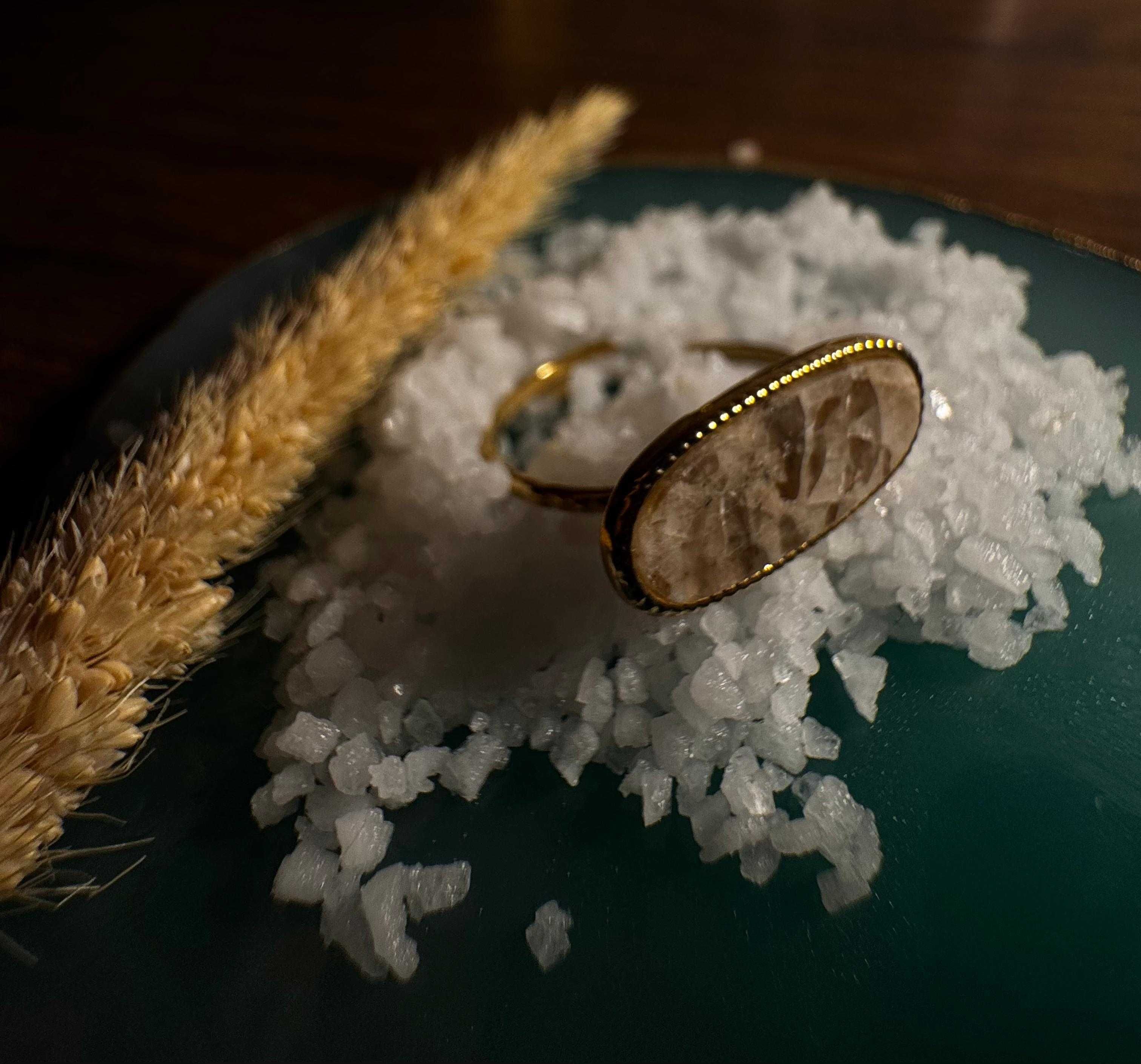Anel Dourado com Pedra Oval Alongada – Elegância e Modernidade