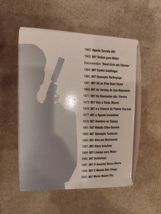 Coleção de filmes em DVD do 007 James Bond.