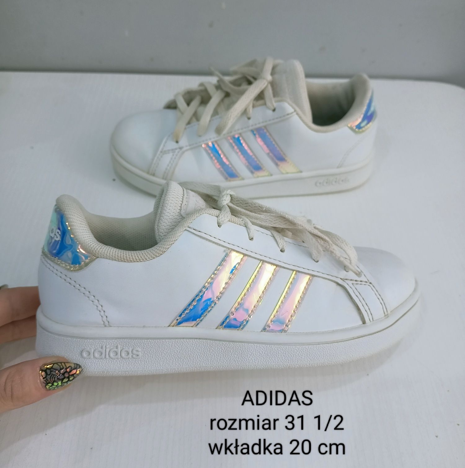 Buty sportowe Adidas rozmiar 31 1/2 dla dziewczynki hologramowe