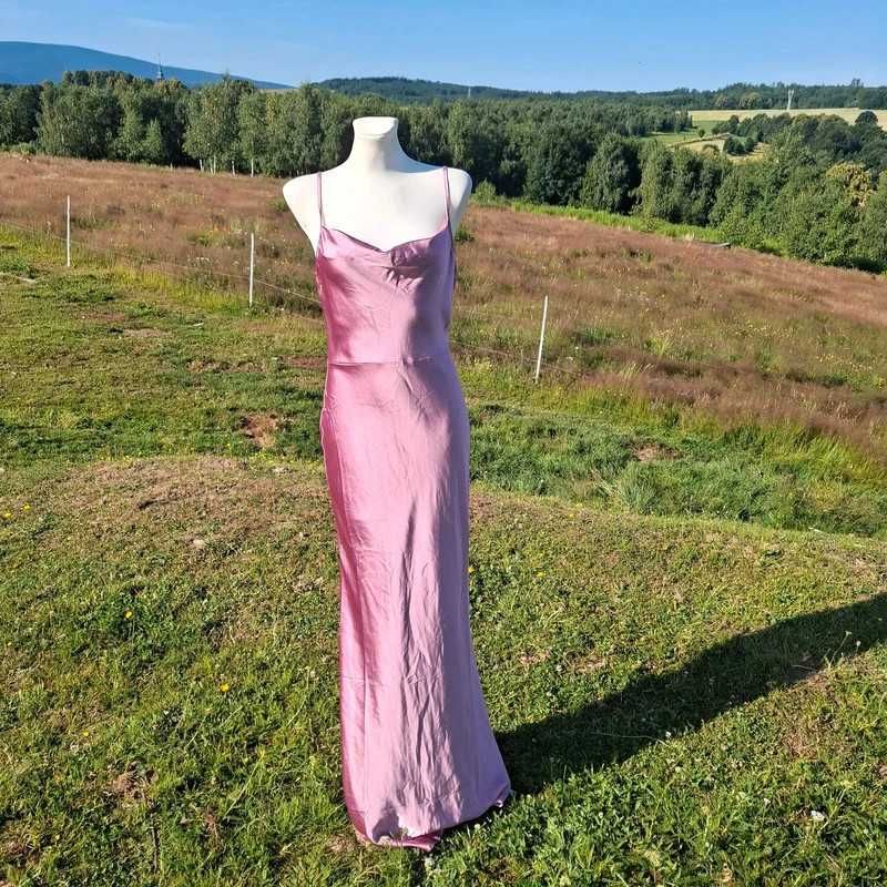 Satynowa sukienka Pretty Lavish – pudrowy róż, obcisła, rozmiar M