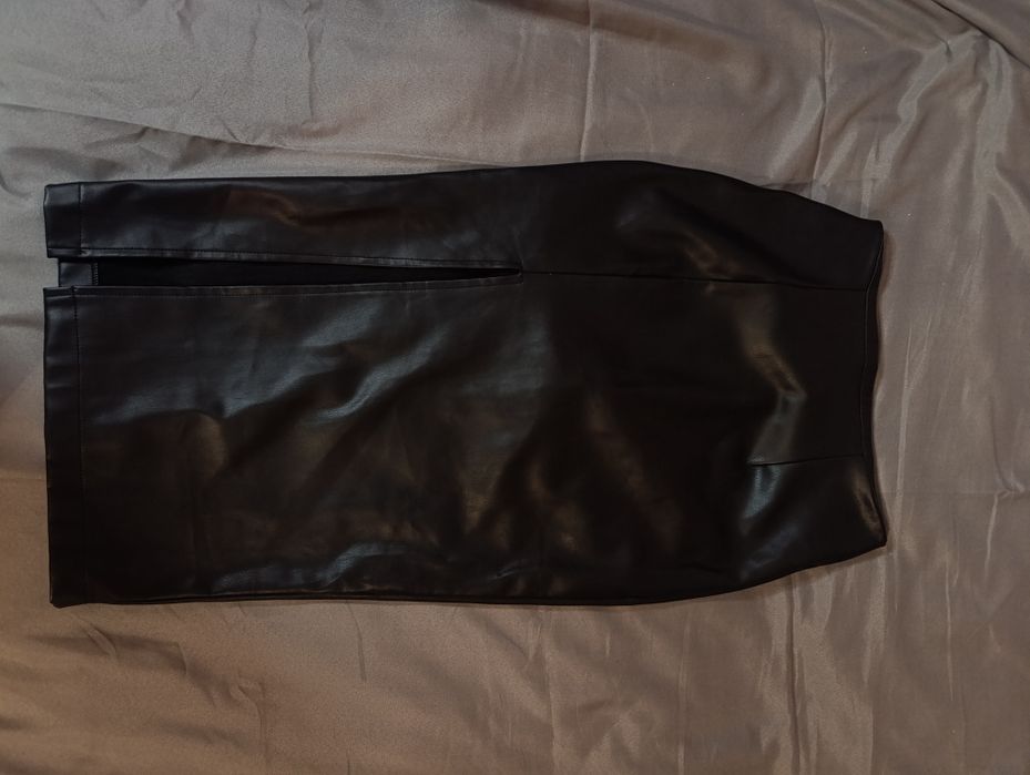 Шкіряна чорна спідниця,з вирізом