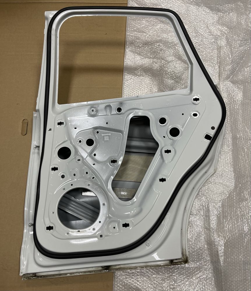 Porsche maccan 2021. Задня права дверка 95B833312A