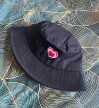 Czarny bucket hat z haftowanym serduszkiem