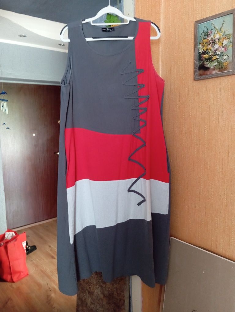 Sukienka długa z kieszeniami.