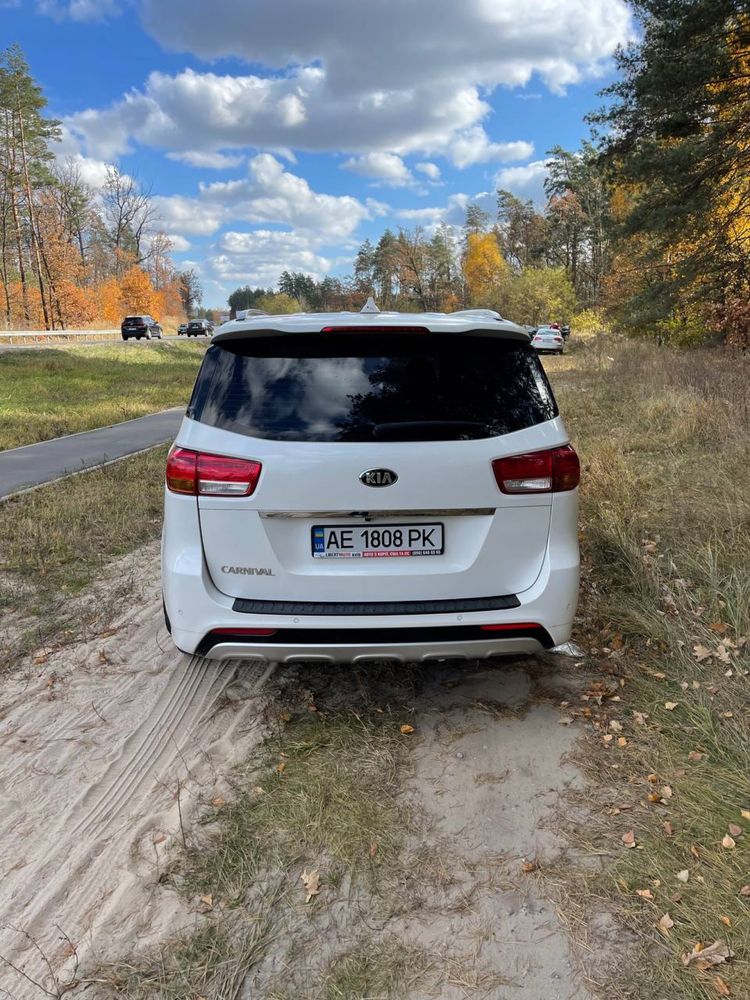 Продам kia carnival 2017