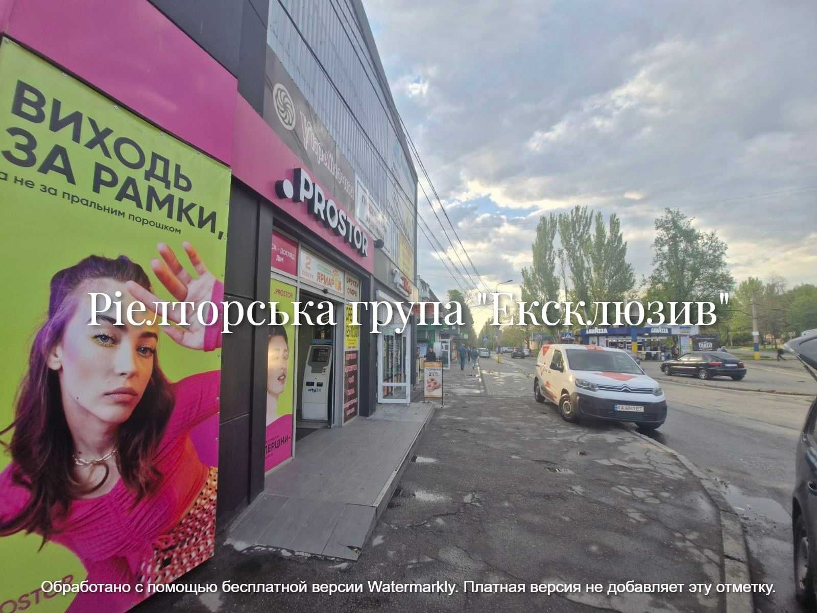 Приміщення на зупинці, густонаселений район