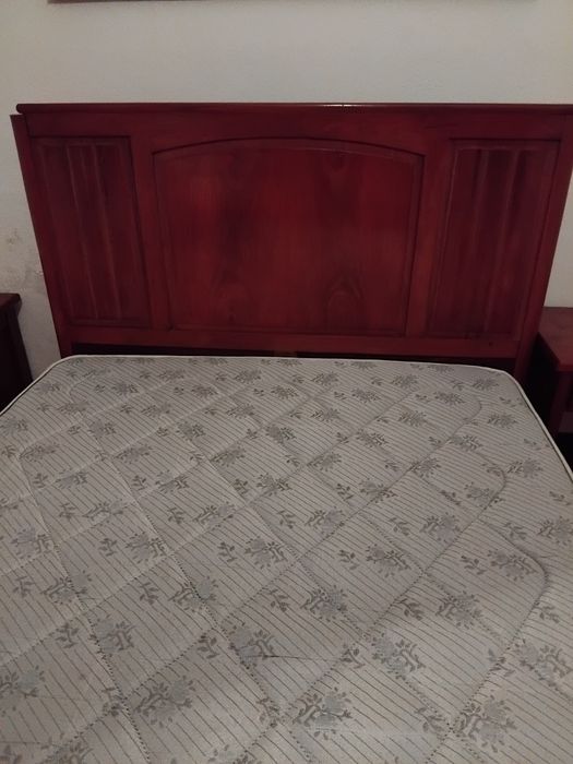 Cama  em madeira de cerejeira
