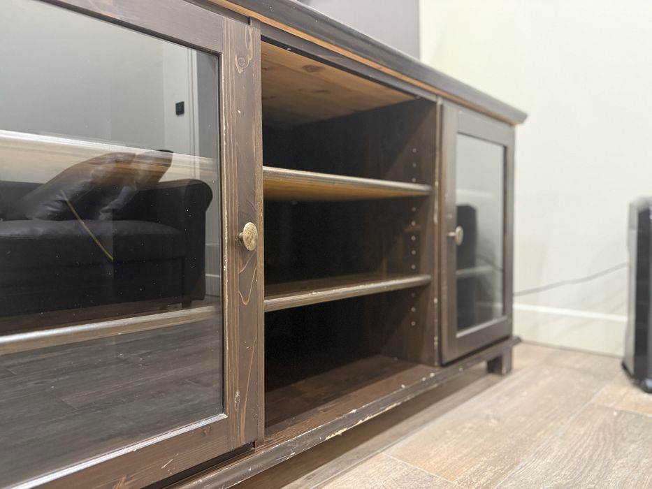 Szafka RTV z litego drewan - 139 cm szerokości - przeszklone drzwi